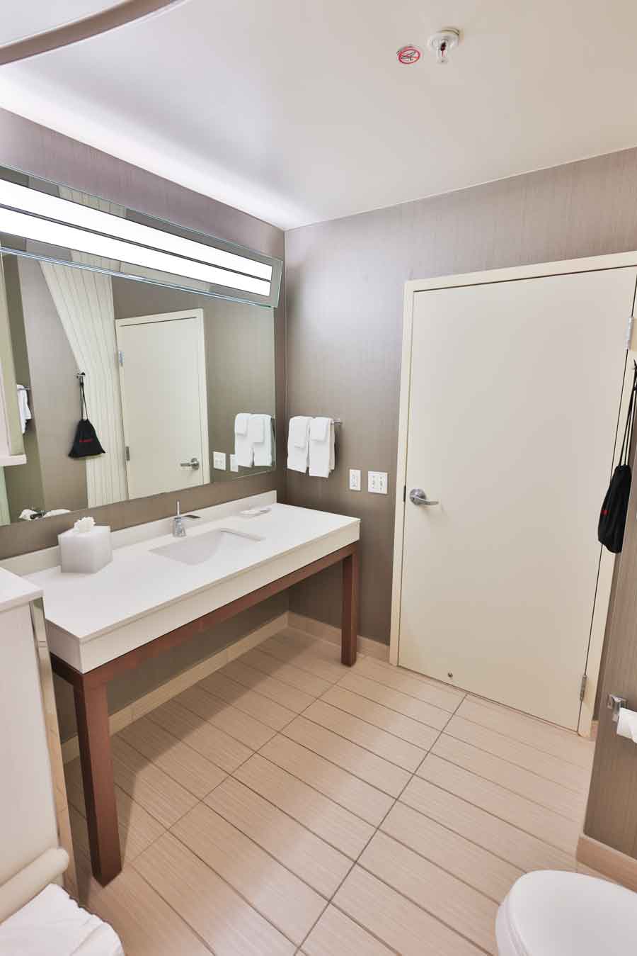 Double queen oceanfront room at Sundrift bathroom