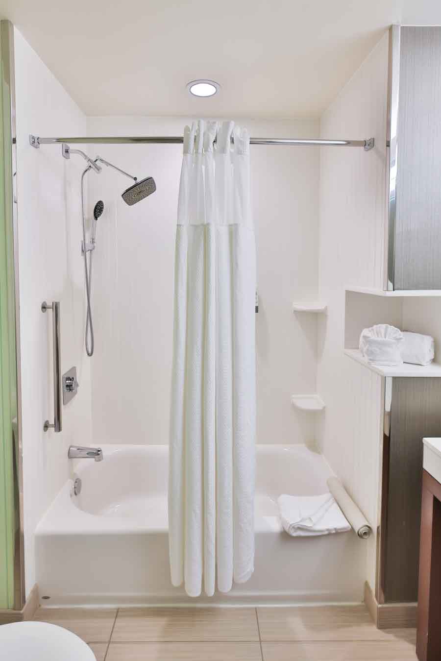 Double queen oceanfront room at Sundrift bathroom