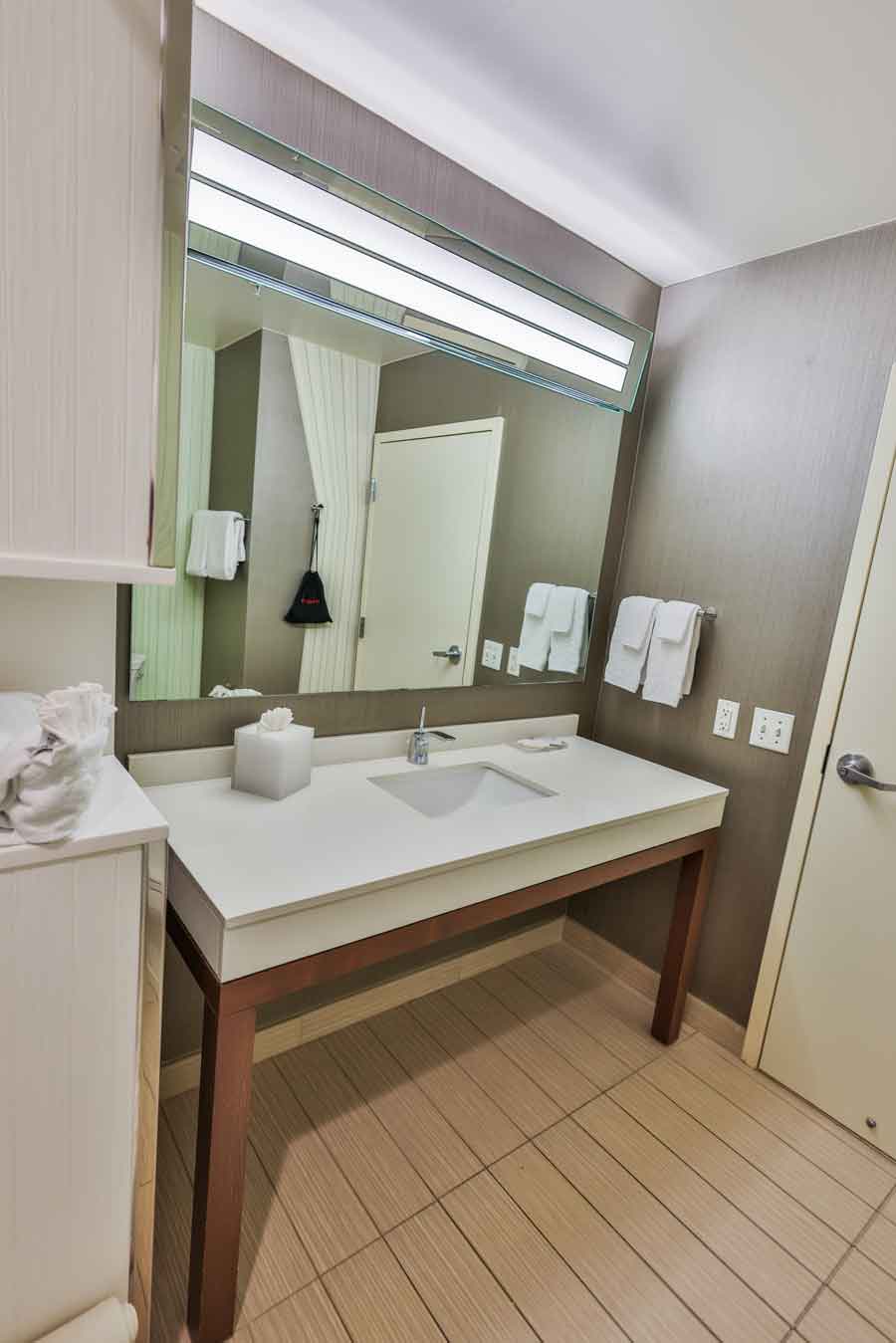 Double queen oceanfront room at Sundrift bathroom