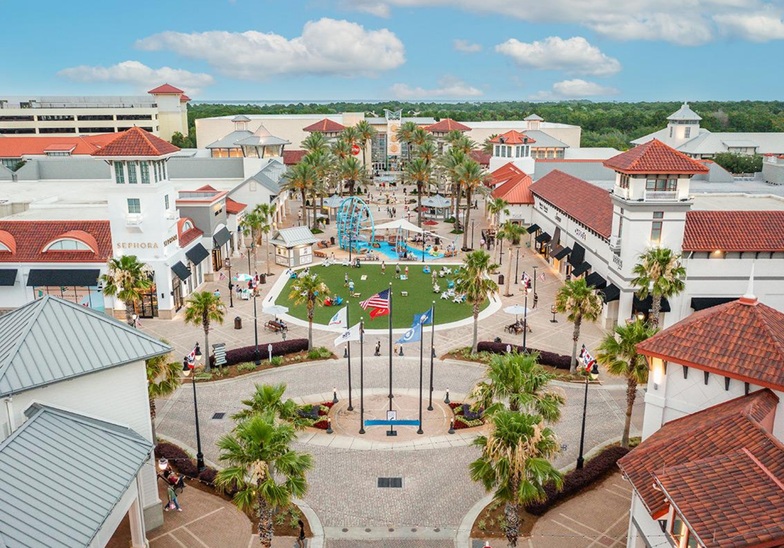 shopping area with palm trees and storefronts in Destin Florida